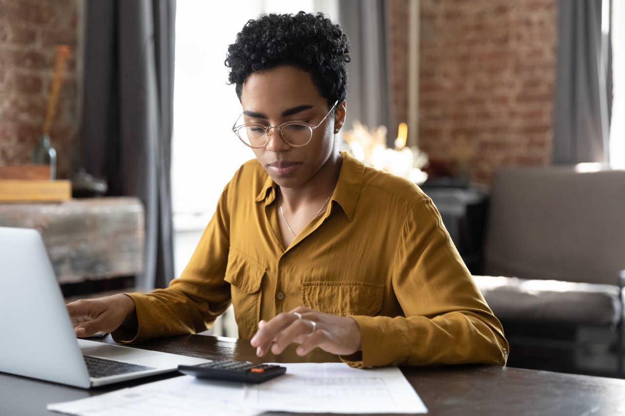 Uncle Sam Computer IRS Announces Income Brackets and Tax Rates for 2026