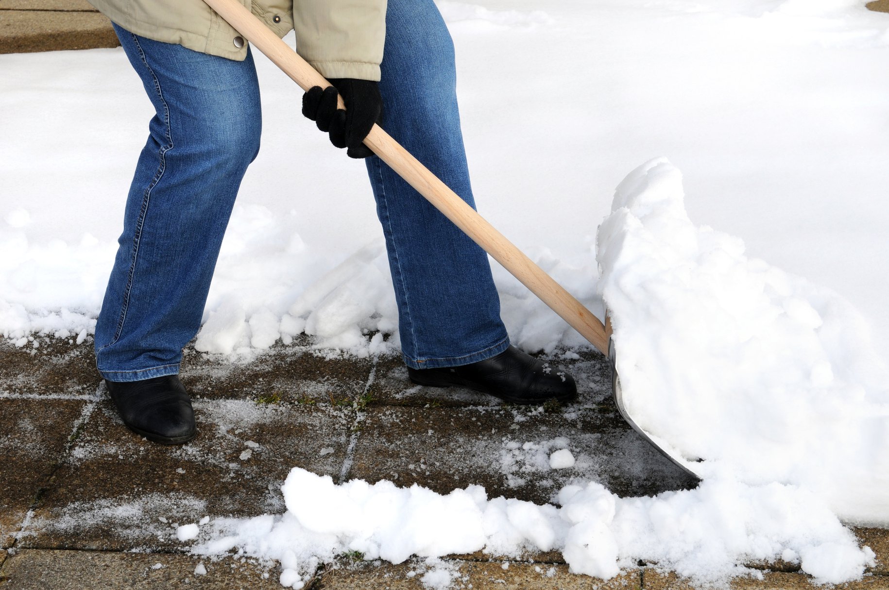 Почему нужен снег. Убирает снег. Чистка снега. Лопата для уборки снега. Уборка снега в саду.