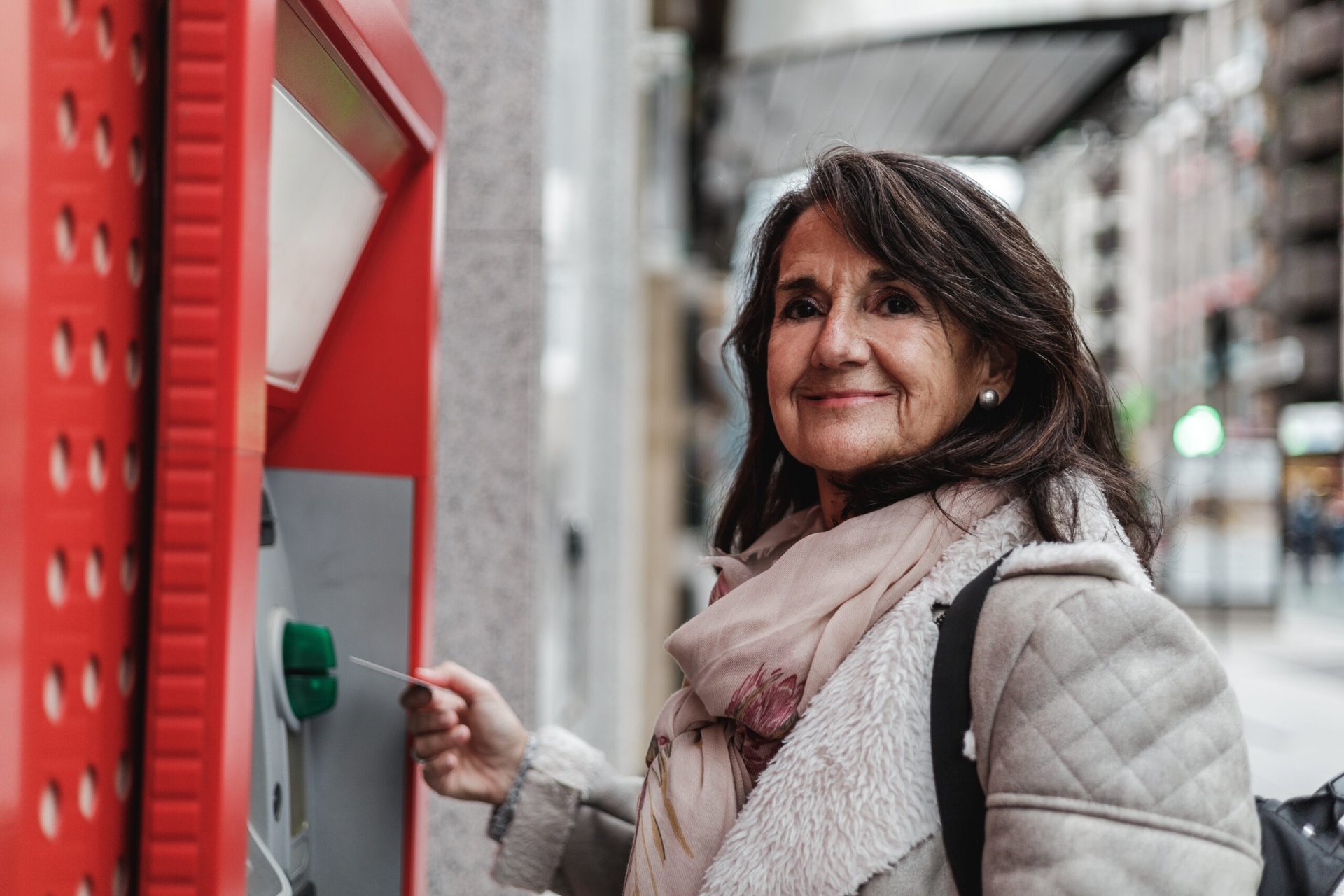 Mujer mayor usando un cajero automático
