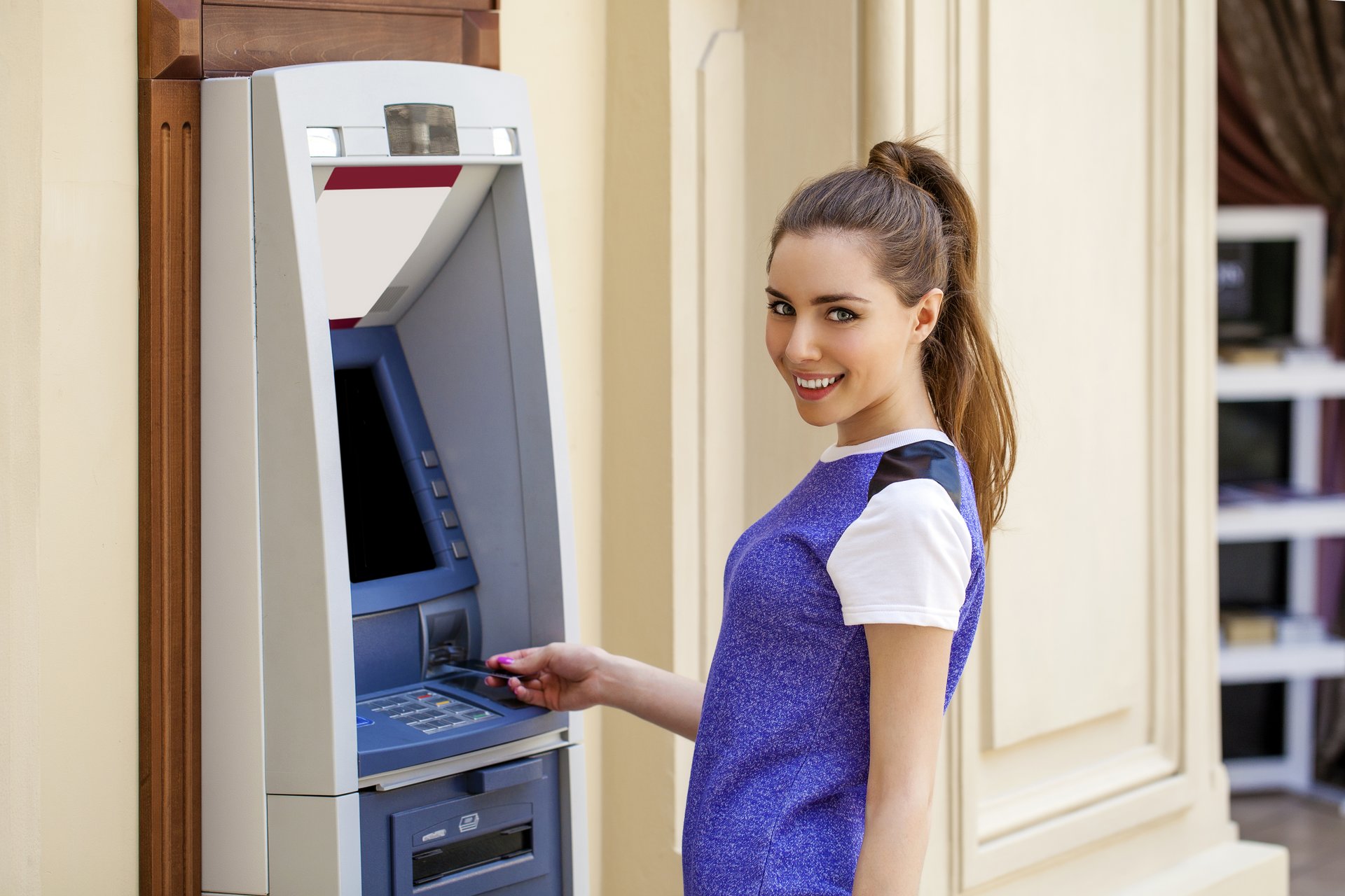 Люди активно используют банкоматы в повседневной жизни. Girls on bankomat.