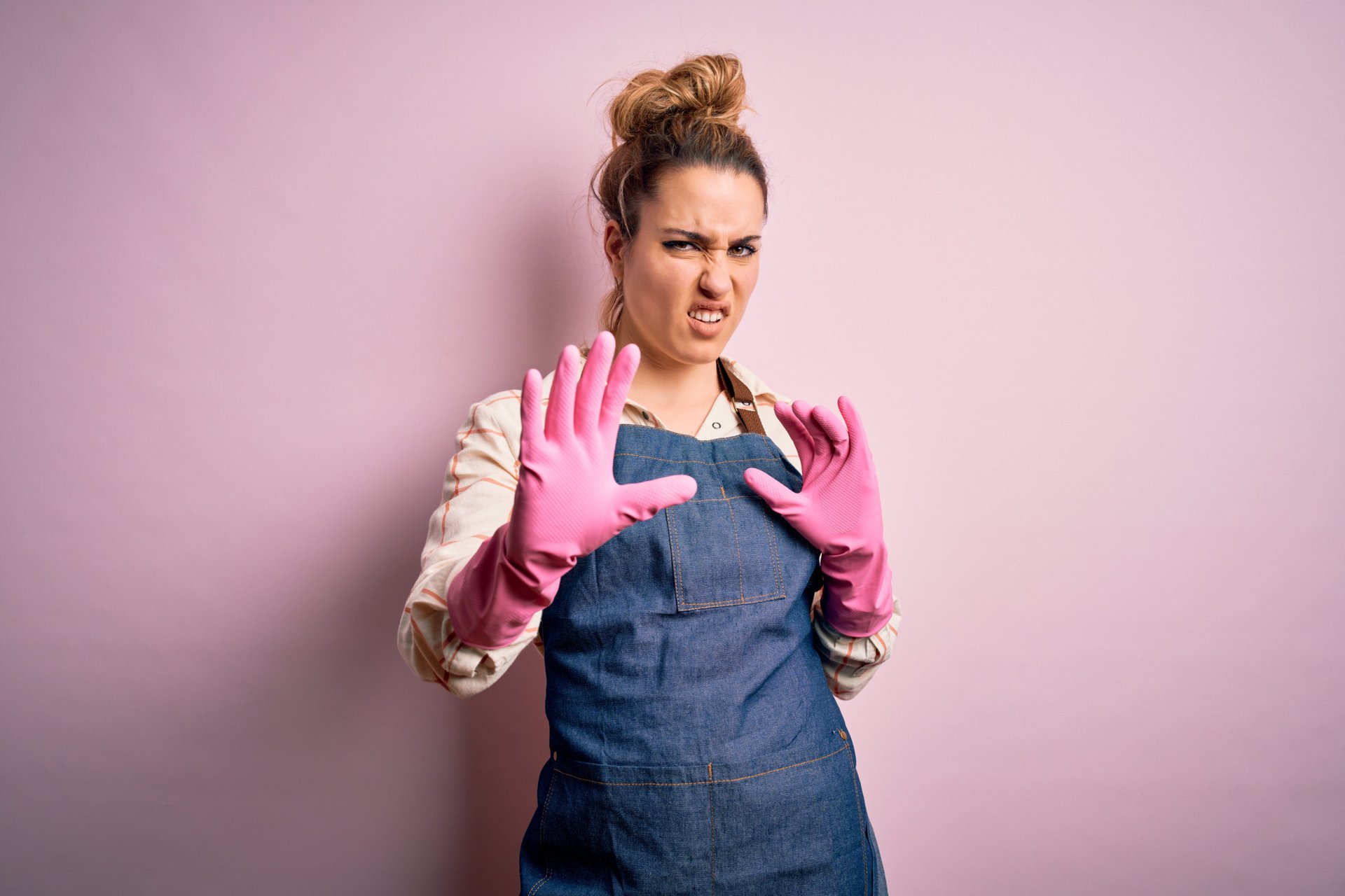 woman in cleaning gloves
