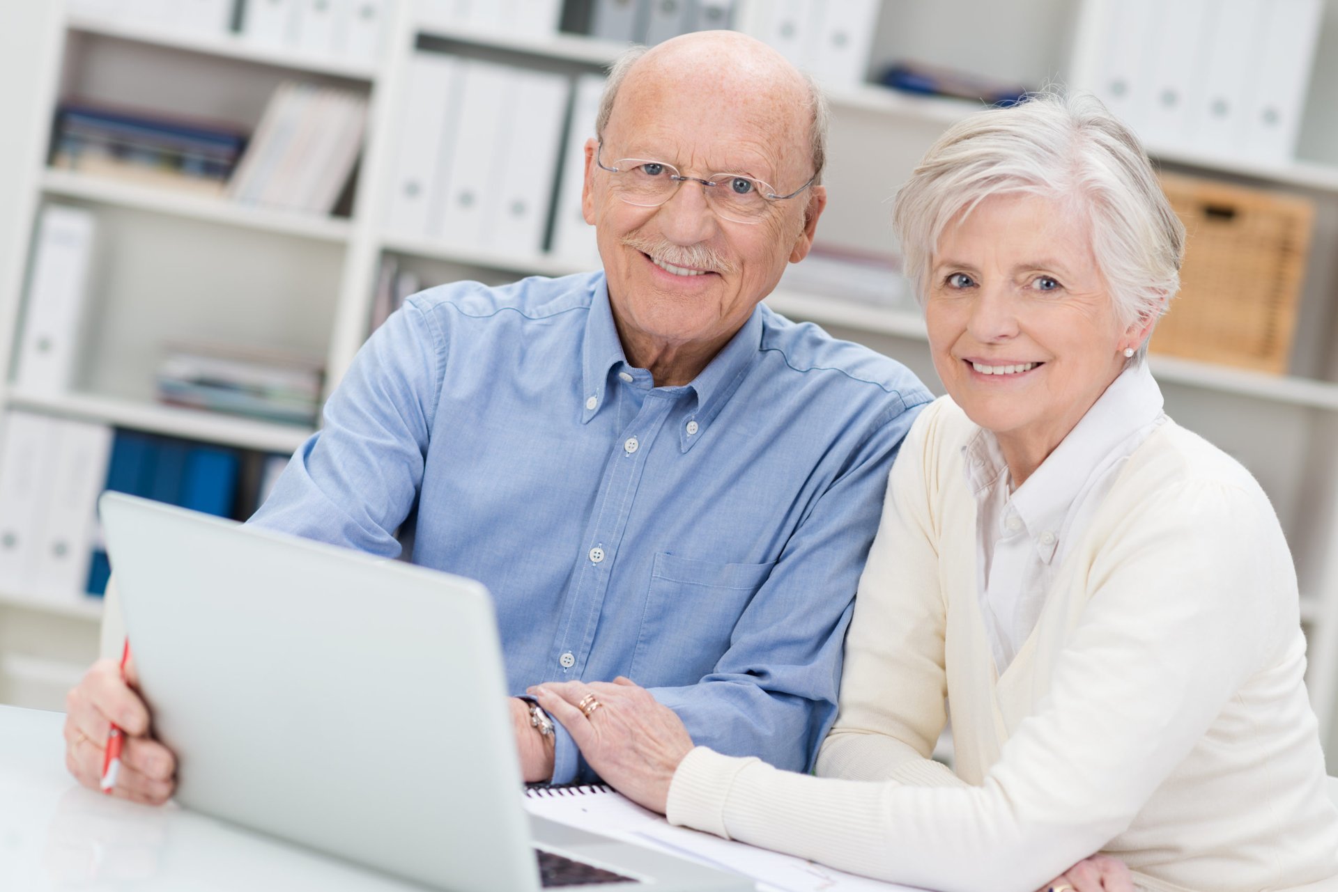 Работа для пенсионеров на неполный. Пожилые люди за компом. Пожилые люди и компьютер. Счастливые пенсионеры. Пожилой человек с ноутбуком.