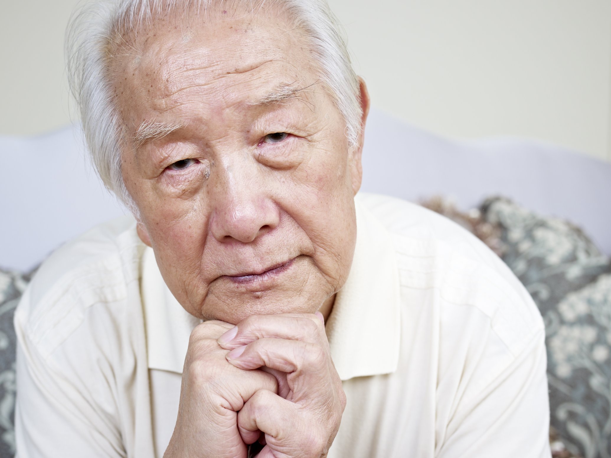 Пожилые азиаты. Пожилой Азиат. Пожилой Азиат протирает глаза. Old Asia man portrait. Портреты в кастюма азиата пожилого.