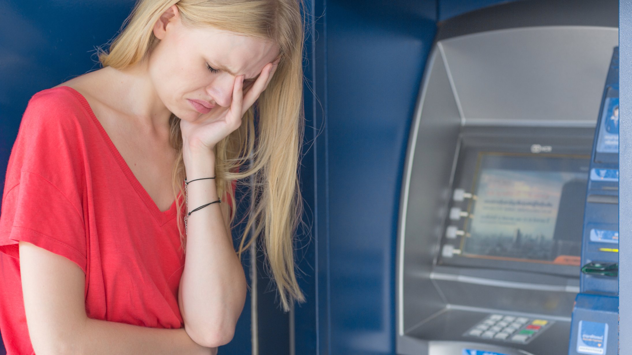 Девушка спрашивает деньги. Девушка у банкомата. Человек у банкомата. Девушка возле банкомата. Банкомат зажевал деньги.