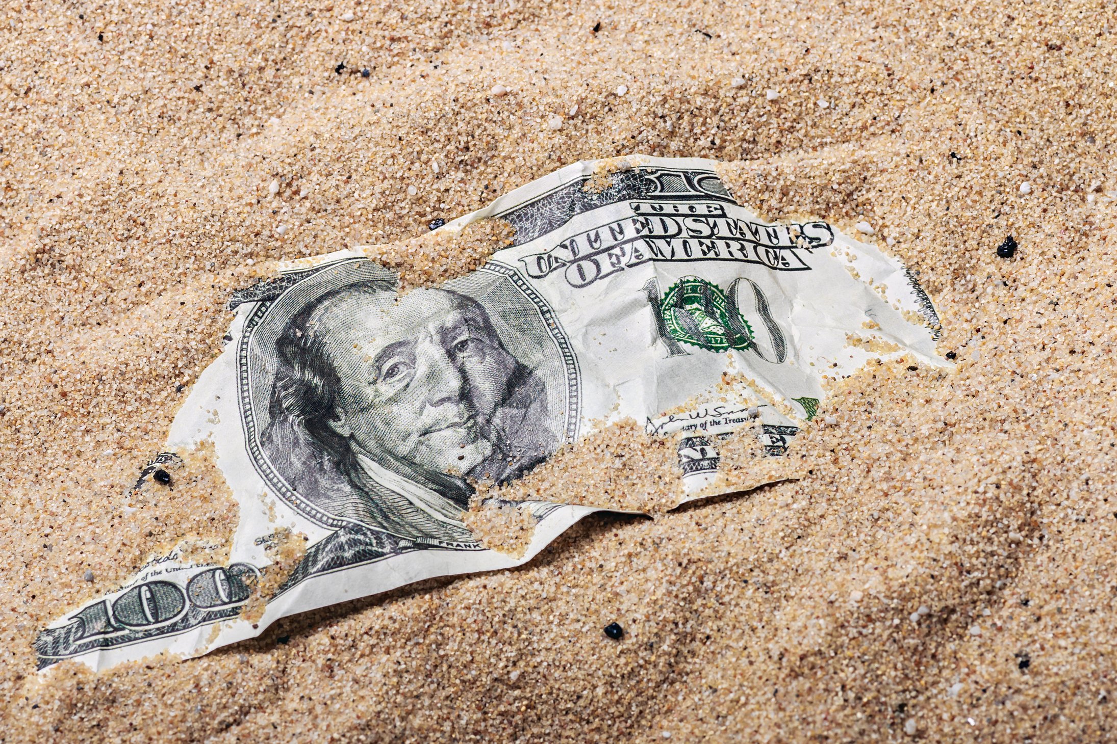 Давать деньги во сне мужчине. Доллар на земле. Деньги песок. Могила доллара. Доллар в песке.