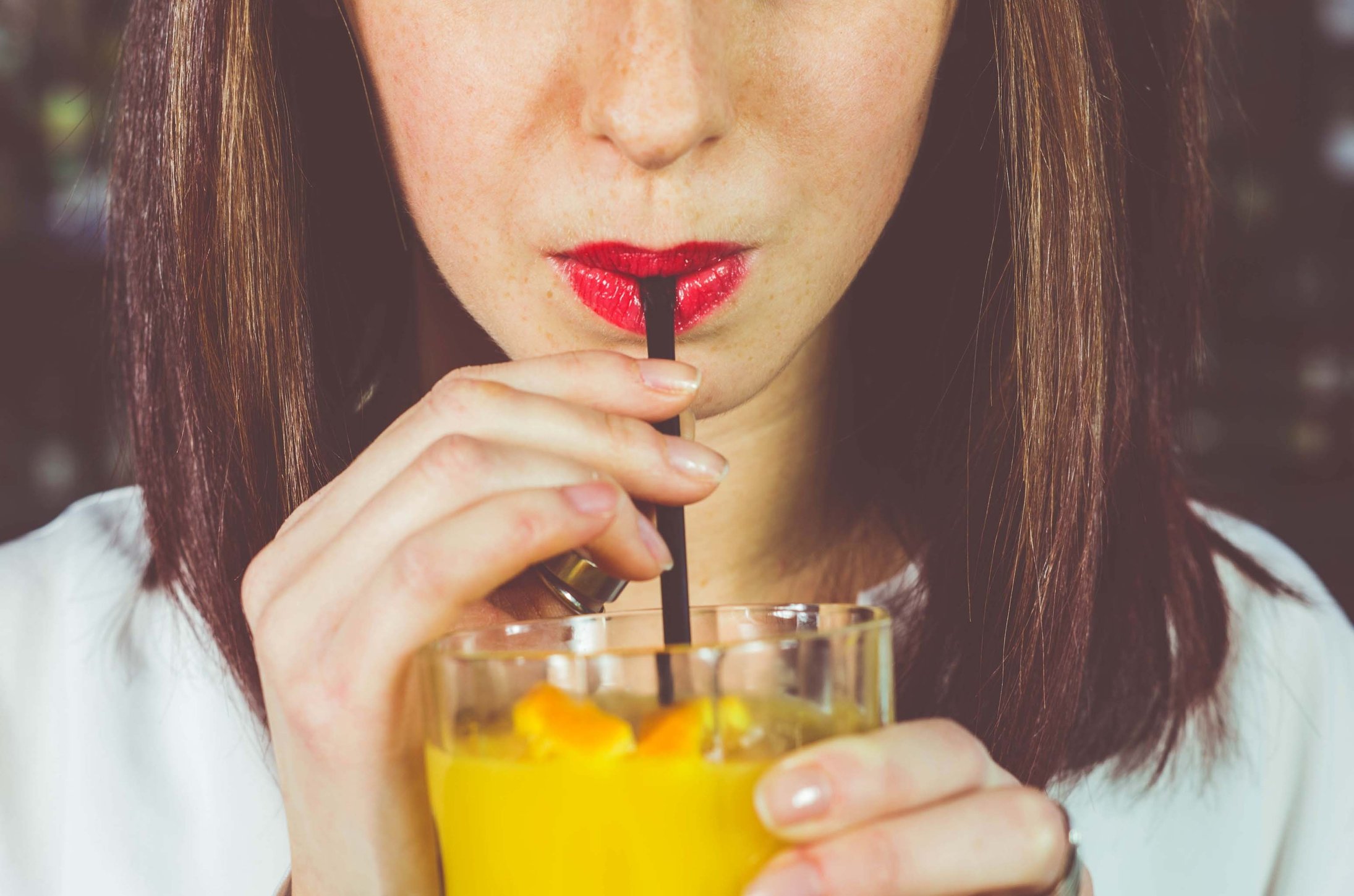 Пить сок через трубочку. Девушка пьет из трубочки. Девушка пьет коктейль. Девушка с напитком. Сок через трубочку.