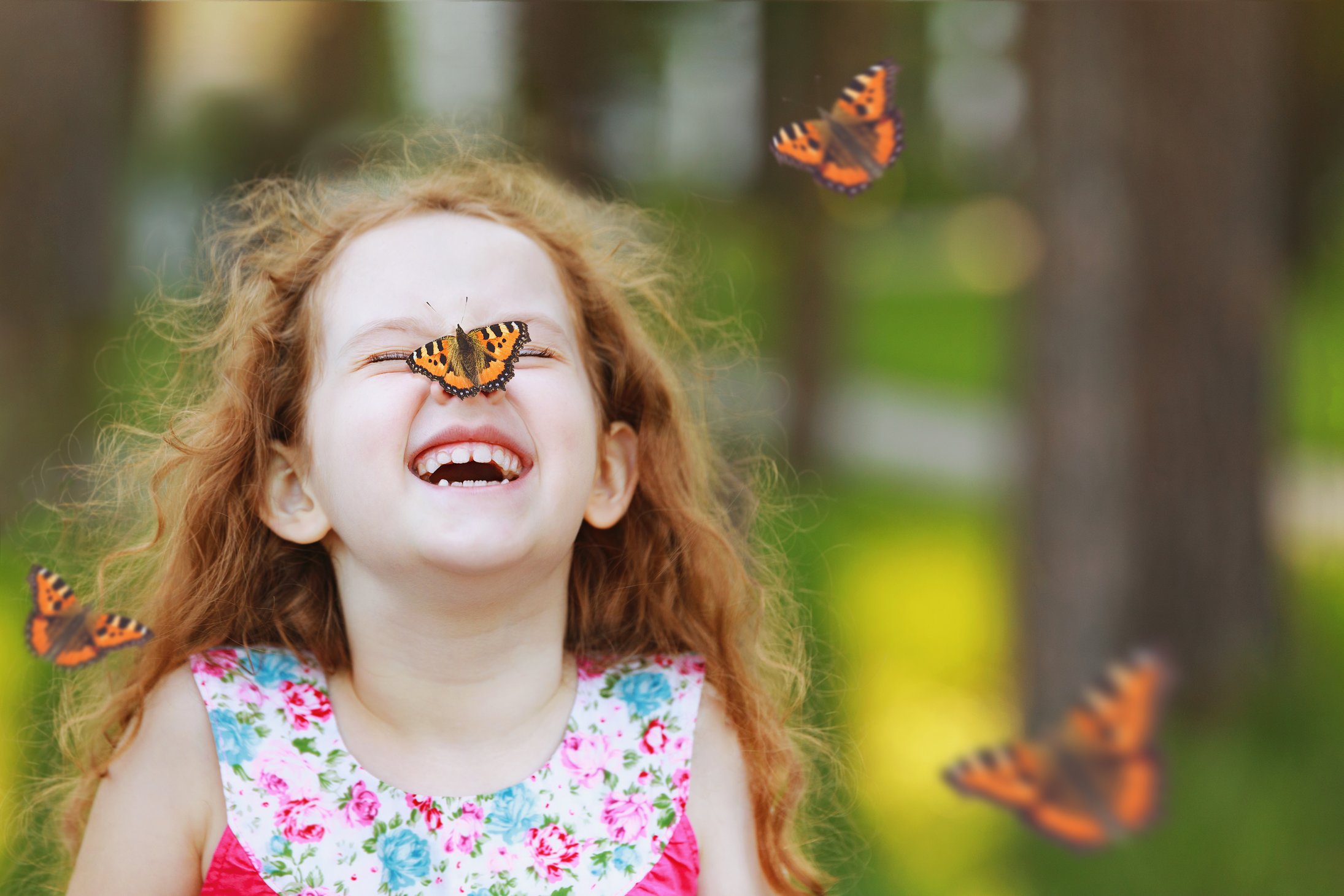 Лето на носу. Девочка с бабочкой на носу. Дети смеются. Девочка смеется. Счастье эмоция.