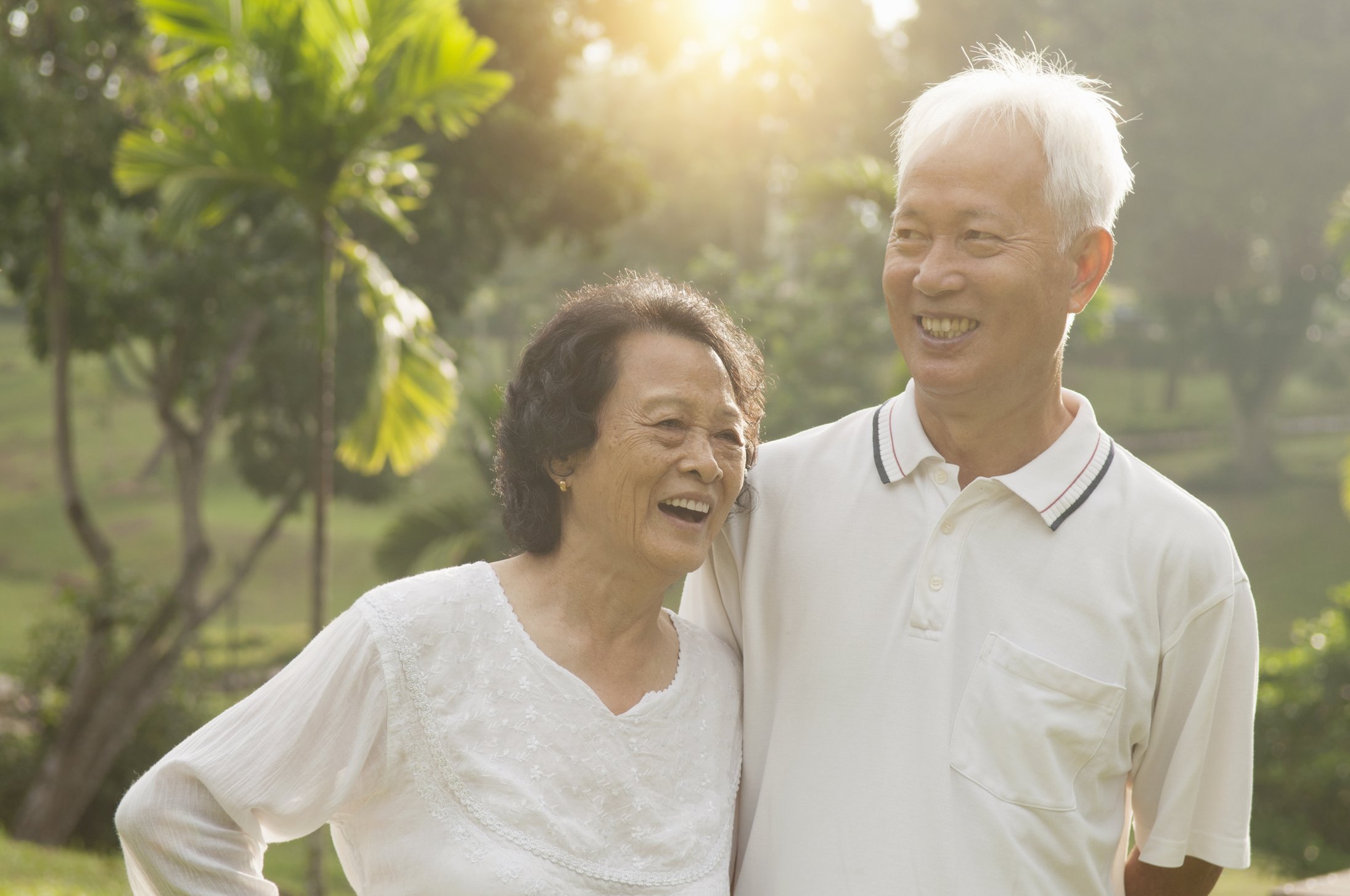 Пожилые азиаты. Азиатские старики. Счастливые азиатские старики. Пожилые люди в парке азиаты. Пожилая азиатская пара.
