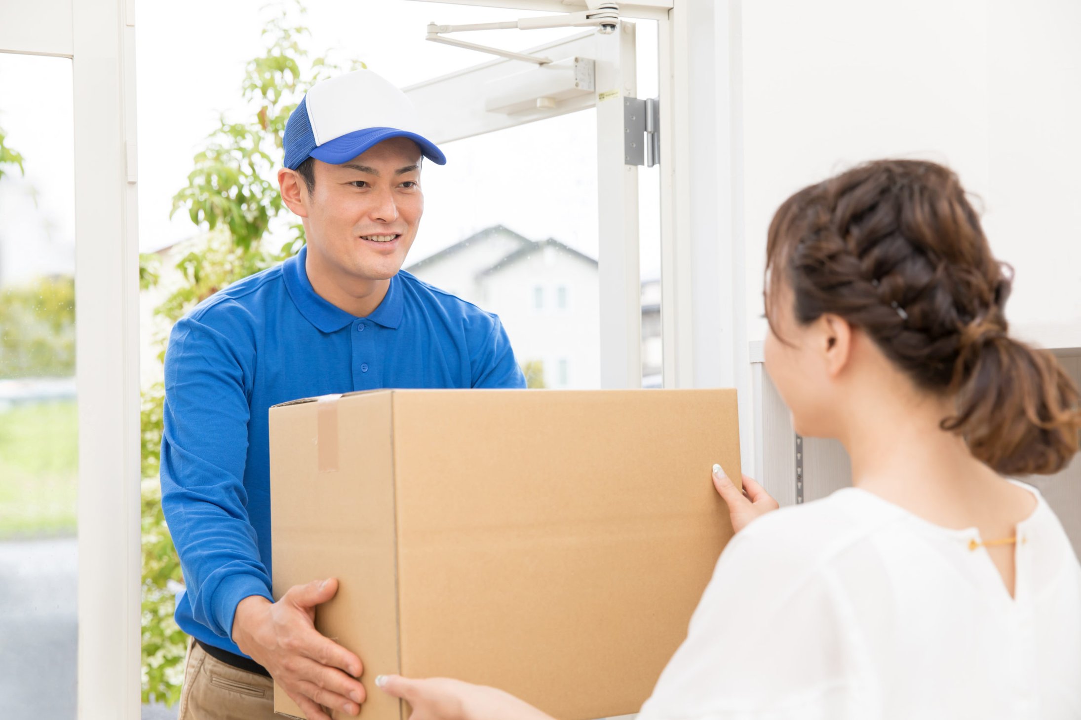 Delivery driver picking up package