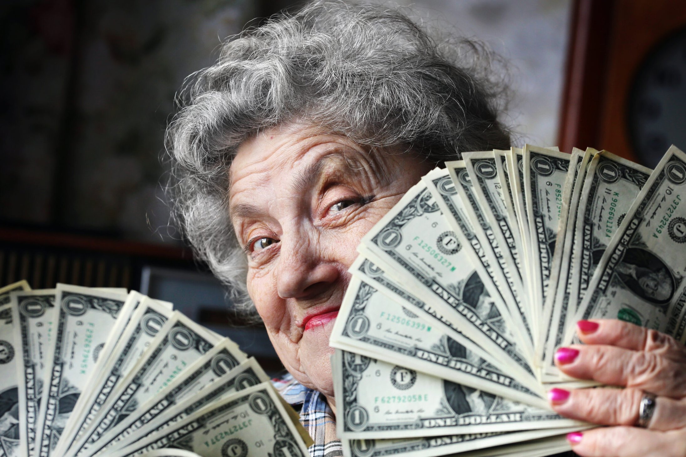 Дубай я еду тратить кучу бабок милый. Бабуля с деньгами. Пенсионерка с деньгами. Старушка с деньгами. Бабушка с долларами.