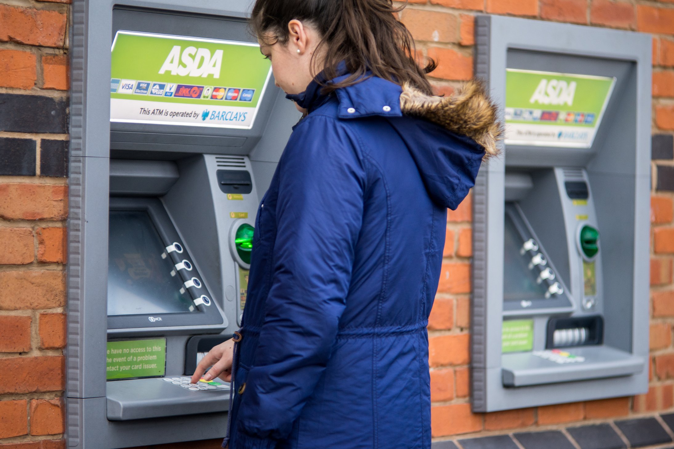 Bank fee. Банкоматы наличные. Туристы с банкоматом. ATM Business.