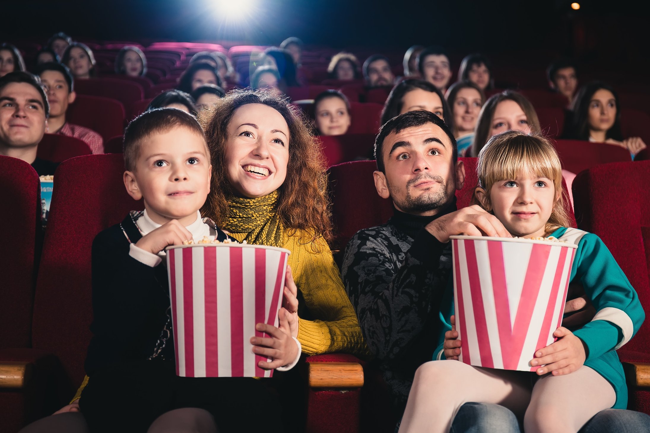 Кинотеатр семья билеты. Дети в кинотеатре. Семья в кинотеатре. Кинотеатр. Поход в театр семьей.