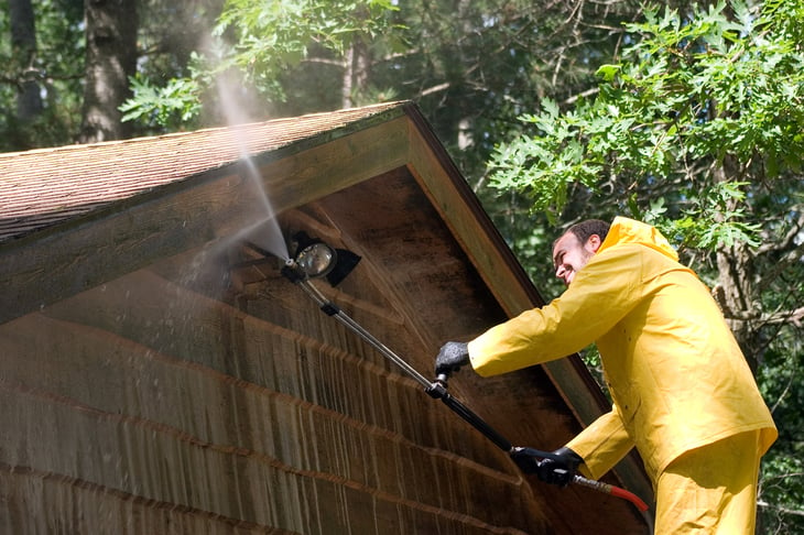 Pressure cleaning a house