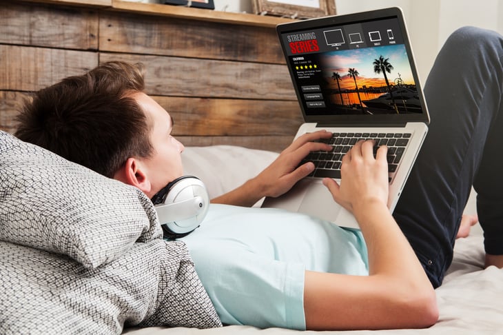 Man streaming program on laptop