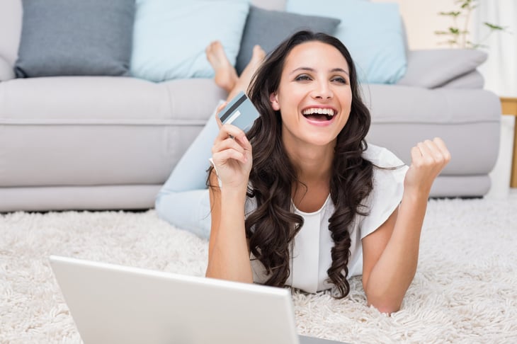 Online shopper excited about earning cash back