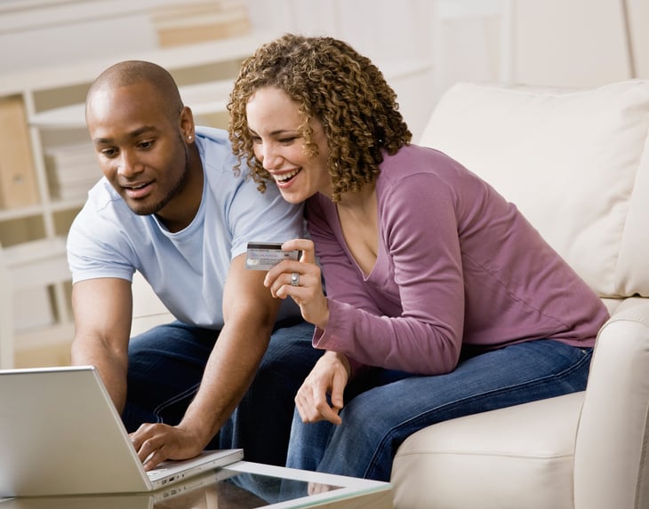 Couple earning cash back while shopping online