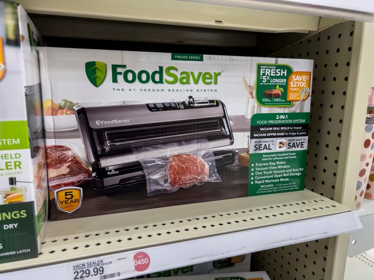 Foodsaver vacuum seals food