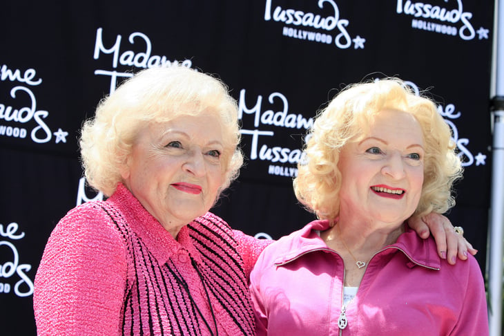 Betty White with her wax statue at Madame Tussauds Hollywood