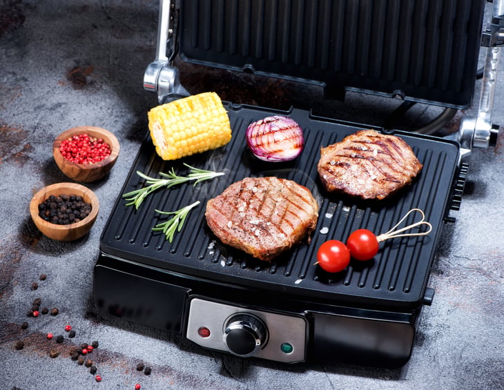 Electric grill with meat and vegetables