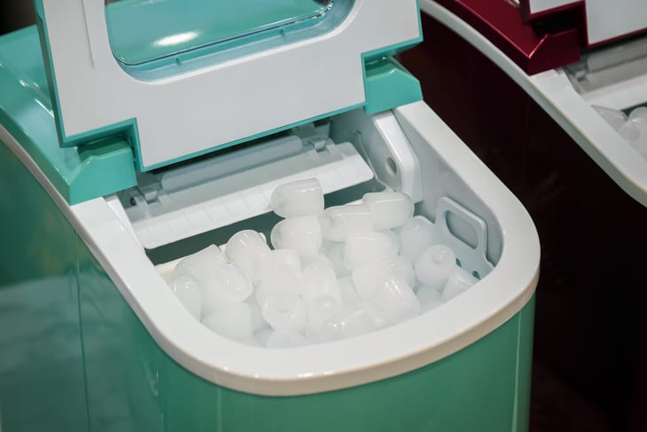Portable countertop mini ice maker