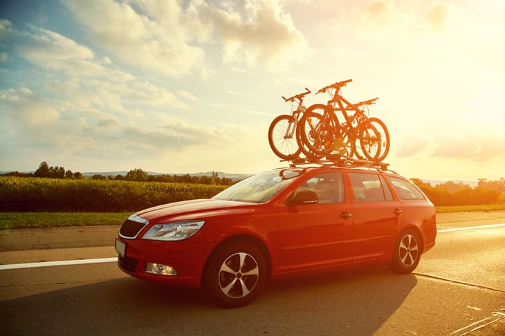 Car with a roof rack and bicycles on the rooftop