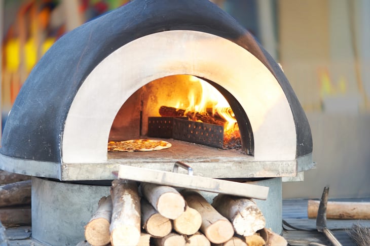 Outdoor oven for baking pizza