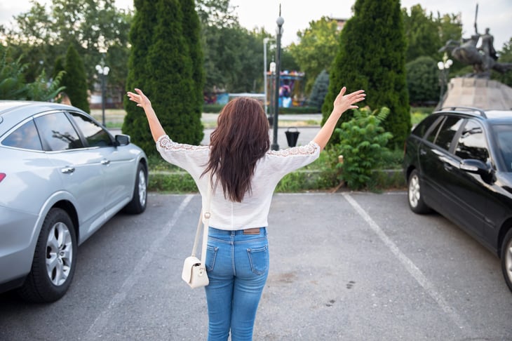 Woman can't find her car in the parking lot and lost her vehicle