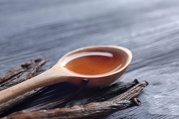 Spoon with vanilla extract and pods