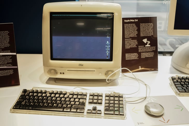 Apple iMac G3 with a round mouse