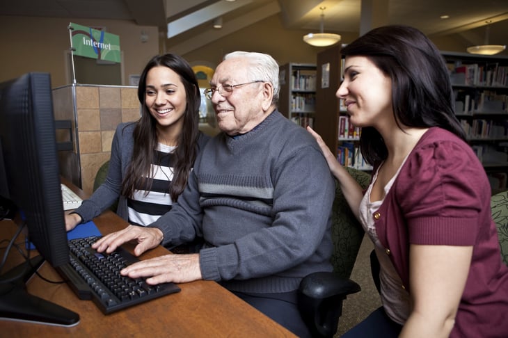 senior learning to use the computer for taxes budgeting college course