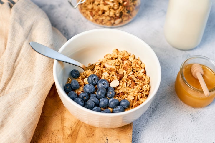 Oatmeal cereal with almonds and blueberries and honey