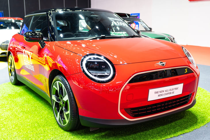 The All-electric Mini Cooper SE 2024 in red