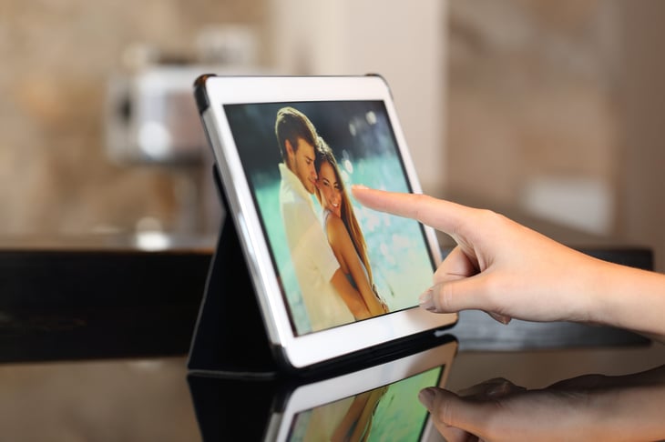Tablet used as a digital photo frame with a touchscreen