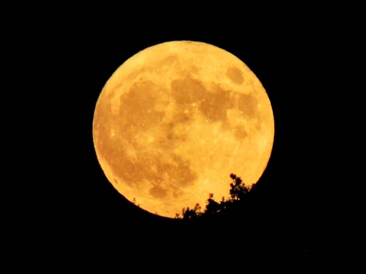 Supermoon rising in Lewisburg, Tennessee, in 2023