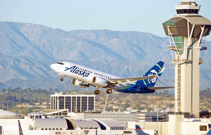An Alaska Airlines airplane flying out of Los Angeles International Airport 
