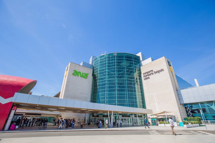 The main terminal of the Lisbon Airport, with passengers entering and leaving.
